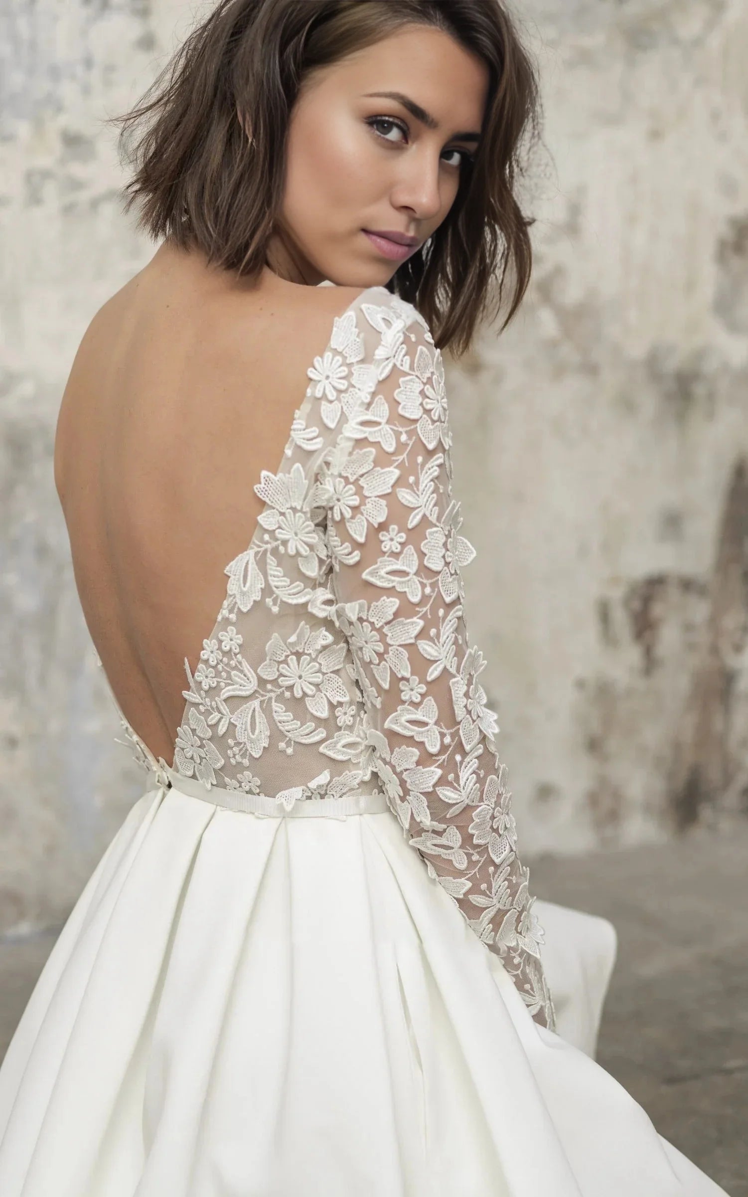 Vestido de novia sencillo de satén con encaje y manga larga tipo barco hasta la rodilla en corte A